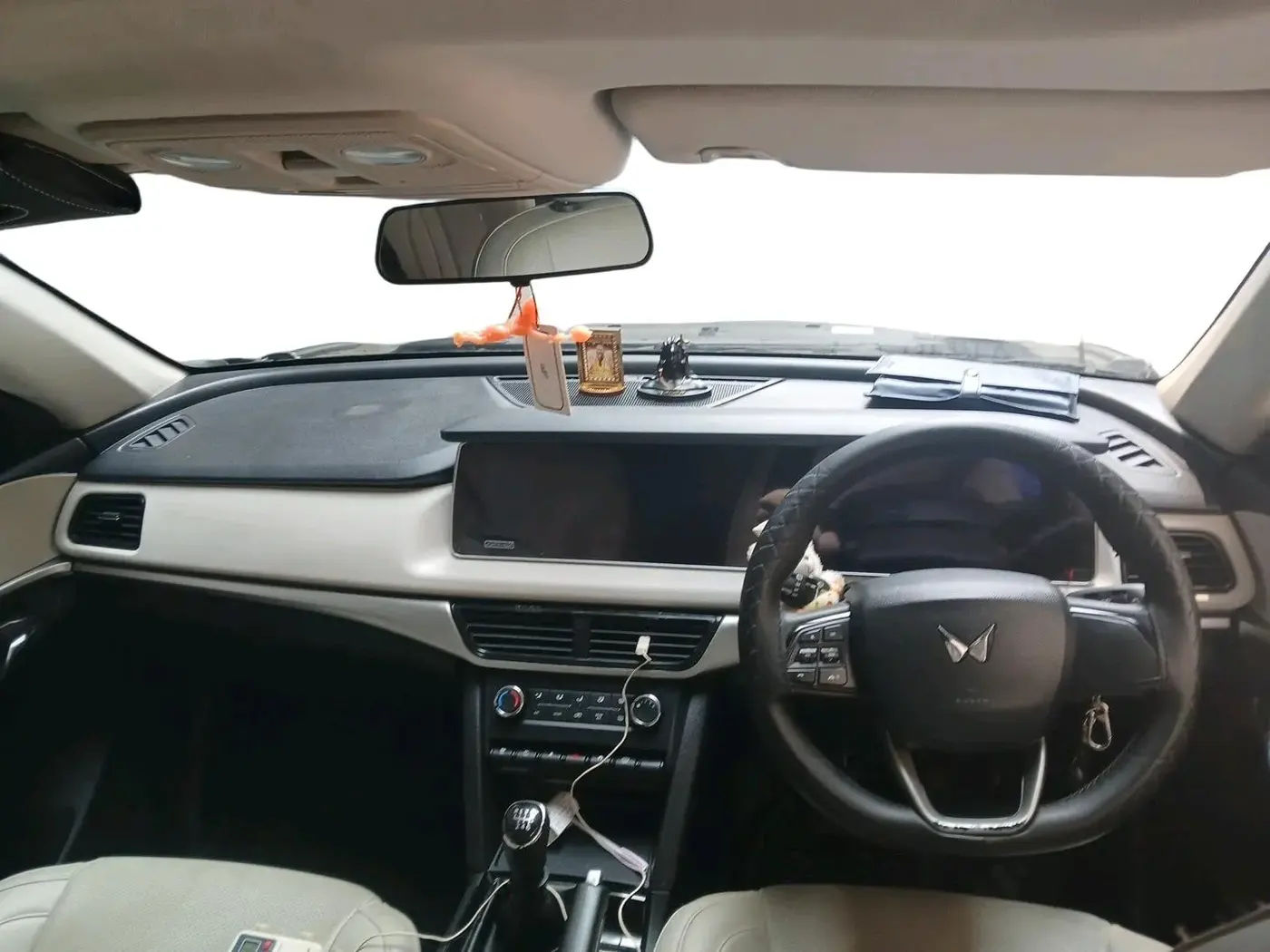 2022 Mahindra XUV700 AX 5 P MT 7 STR, Petrol, Manual, 28,499 km, interior