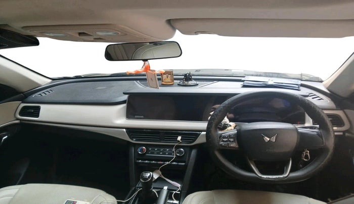 2022 Mahindra XUV700 AX 5 P MT 7 STR, Petrol, Manual, 28,499 km, interior