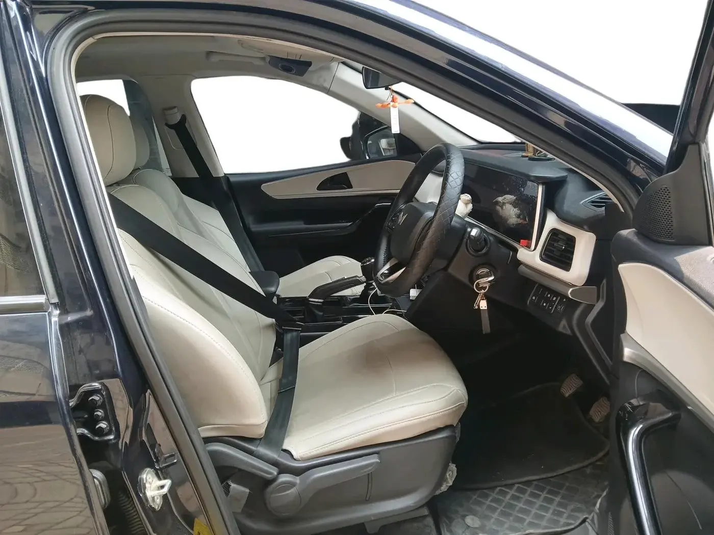 2022 Mahindra XUV700 AX 5 P MT 7 STR, Petrol, Manual, 28,499 km, interior