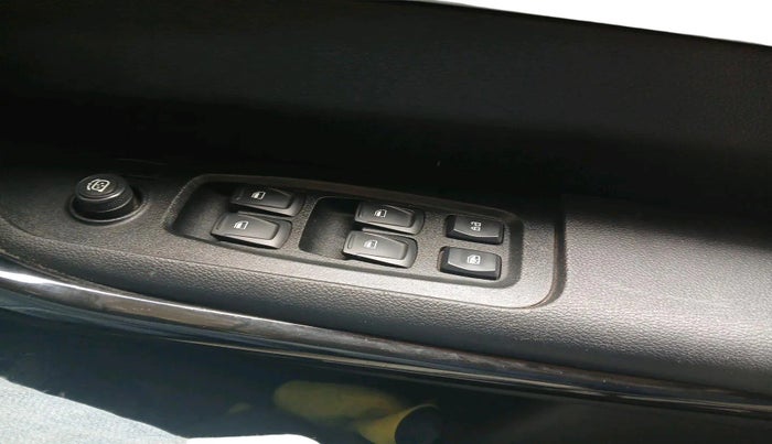 2022 Mahindra XUV700 AX 5 P MT 7 STR, Petrol, Manual, 28,499 km, interior