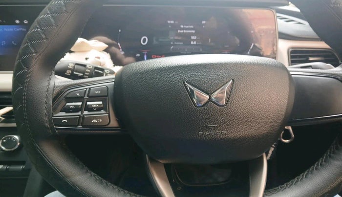 2022 Mahindra XUV700 AX 5 P MT 7 STR, Petrol, Manual, 28,499 km, interior