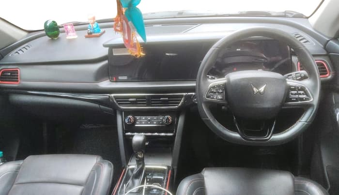 2024 Mahindra XUV700 AX 7 LUXURY P AT 7 STR, Petrol, Automatic, 19,674 km, interior