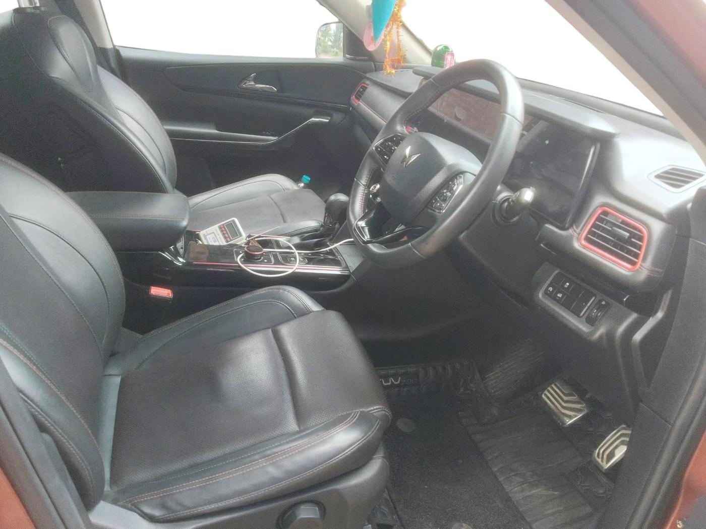 2024 Mahindra XUV700 AX 7 LUXURY P AT 7 STR, Petrol, Automatic, 19,674 km, interior