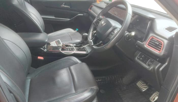 2024 Mahindra XUV700 AX 7 LUXURY P AT 7 STR, Petrol, Automatic, 19,674 km, interior