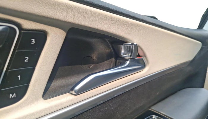 2023 Mahindra XUV700 AX 7 LUXURY D MT 7 STR, Diesel, Manual, 81,147 km, interior