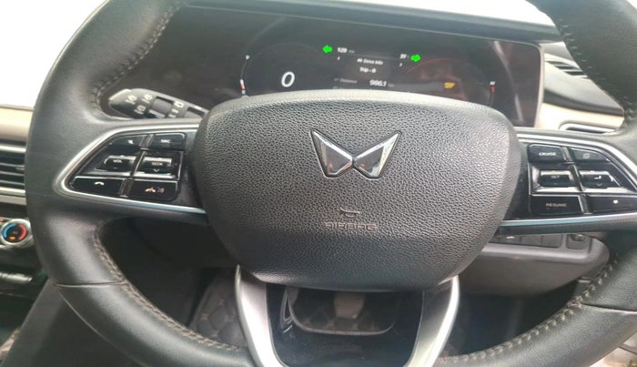 2023 Mahindra XUV700 AX 7 LUXURY D MT 7 STR, Diesel, Manual, 81,147 km, interior