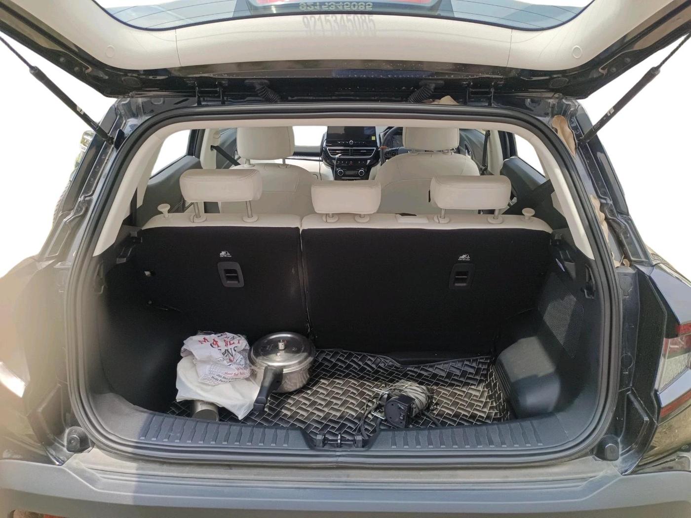 2024 Mahindra XUV 3XO AX7 1.2 TGDi, Petrol, Manual, 10,115 km, exterior