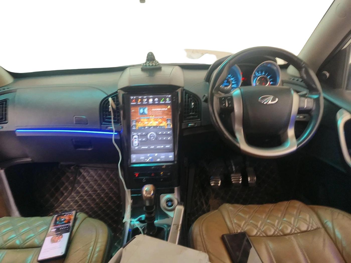 2018 Mahindra XUV500 W11, Diesel, Manual, 1,50,809 km, interior
