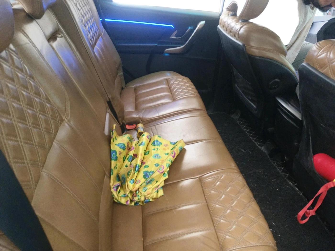 2018 Mahindra XUV500 W11, Diesel, Manual, 1,50,809 km, interior
