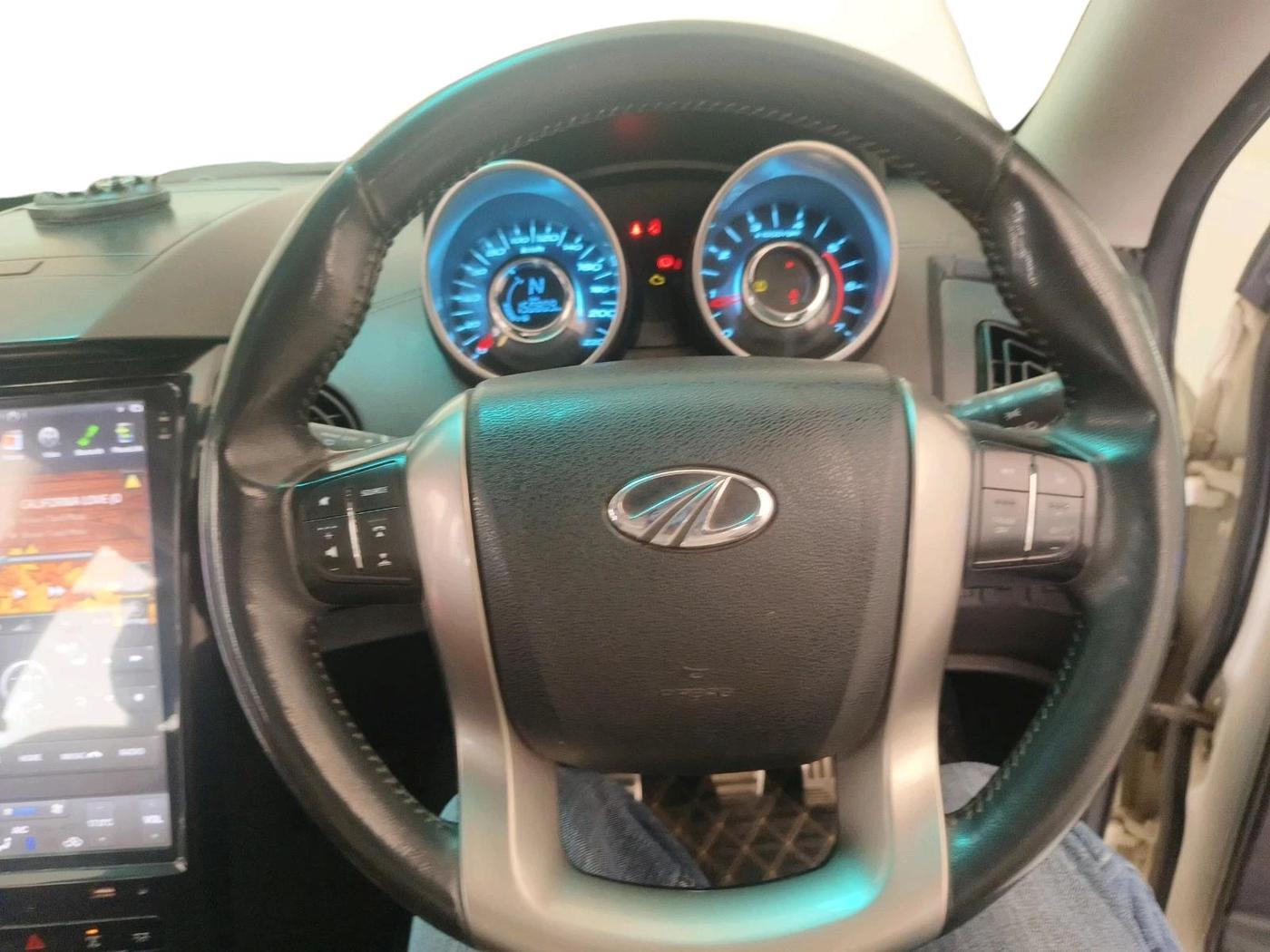 2018 Mahindra XUV500 W11, Diesel, Manual, 1,50,809 km, interior