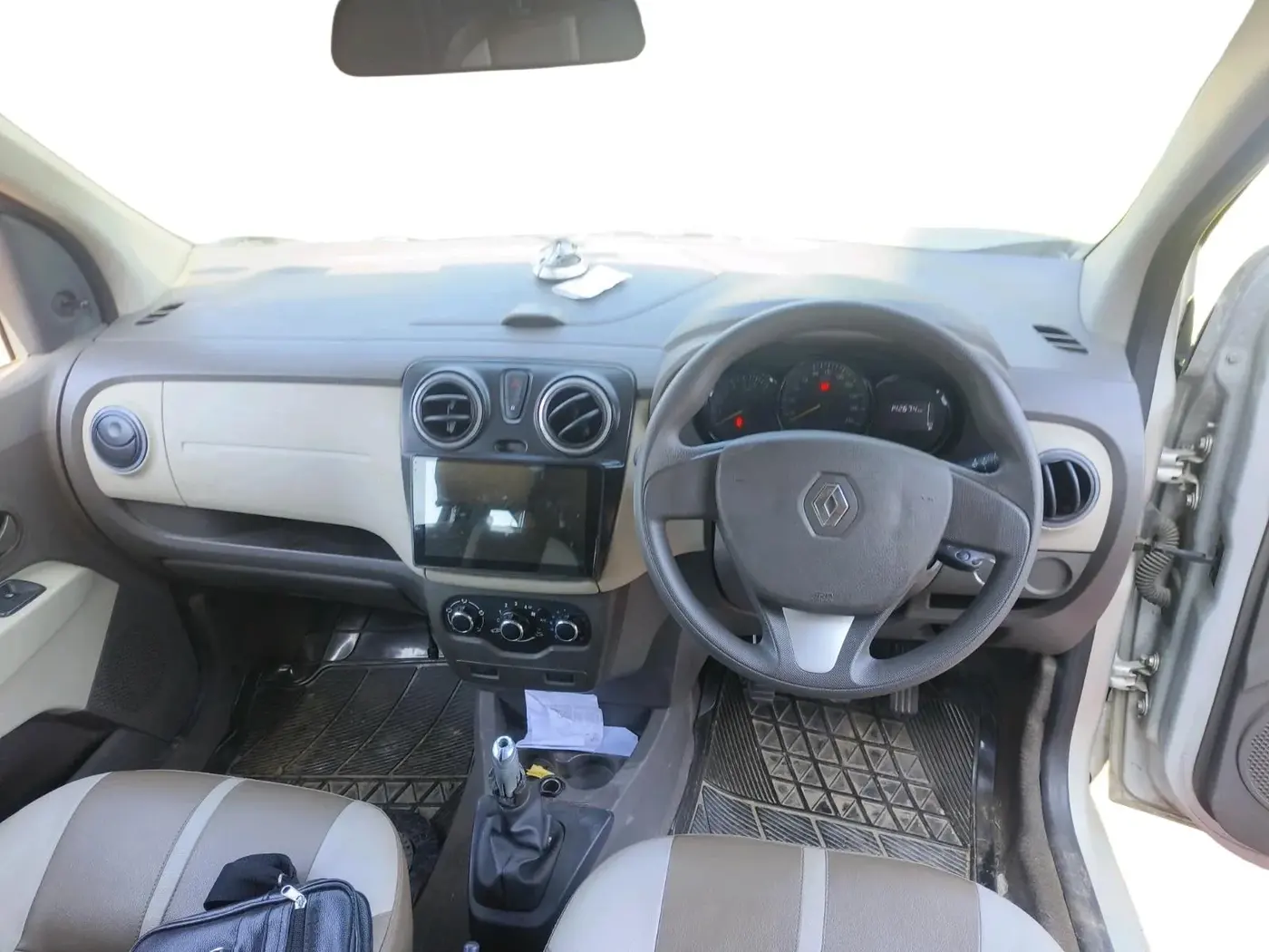 2015 Renault Lodgy 110 PS RXL 7 STR, Diesel, Manual, 1,42,674 km, interior