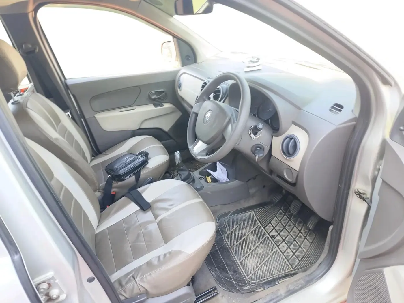 2015 Renault Lodgy 110 PS RXL 7 STR, Diesel, Manual, 1,42,674 km, interior