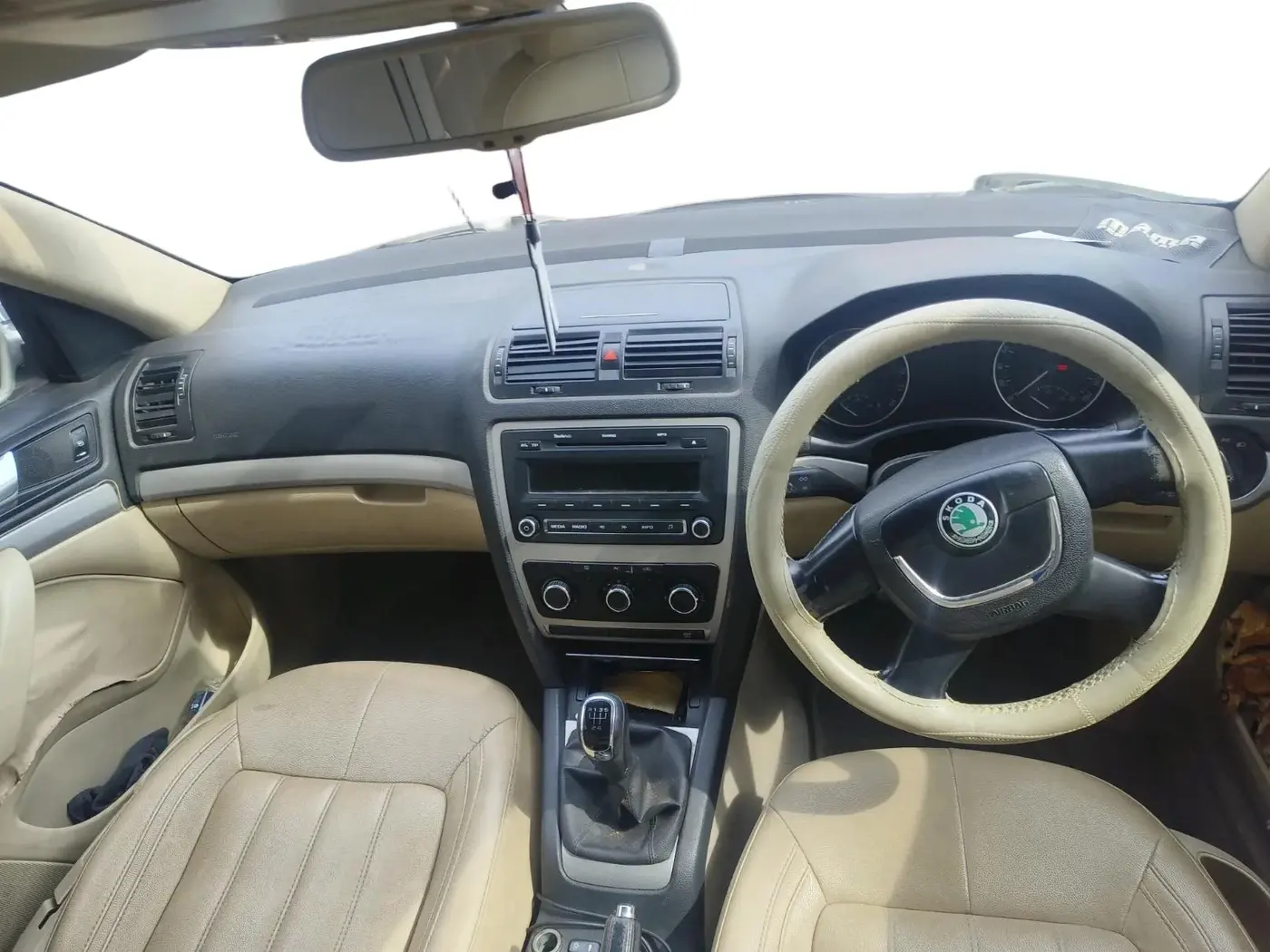 2011 Skoda Laura AMBIENTE 2.0 TDI CR MT, Diesel, Manual, 81,265 km, interior
