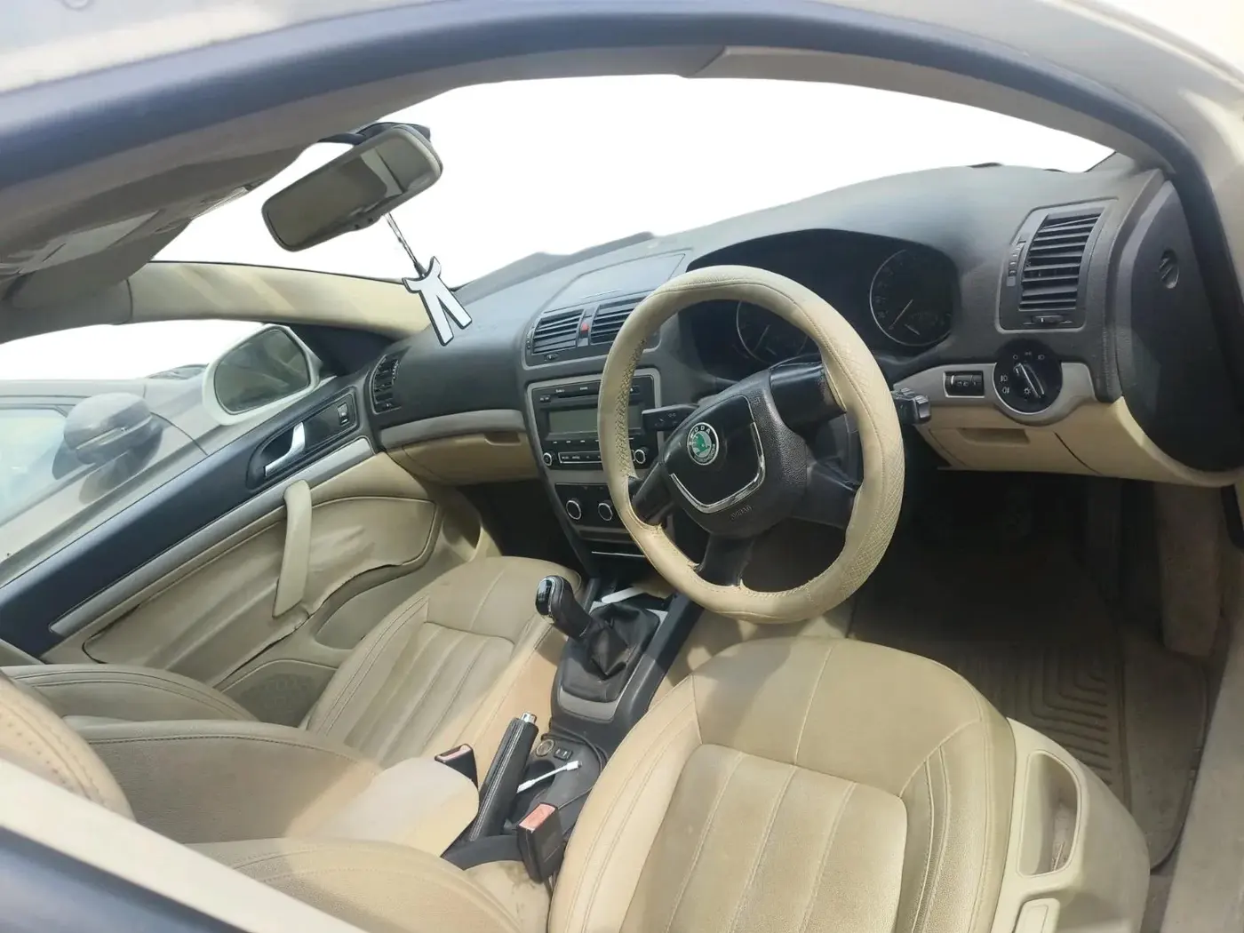2011 Skoda Laura AMBIENTE 2.0 TDI CR MT, Diesel, Manual, 81,265 km, interior