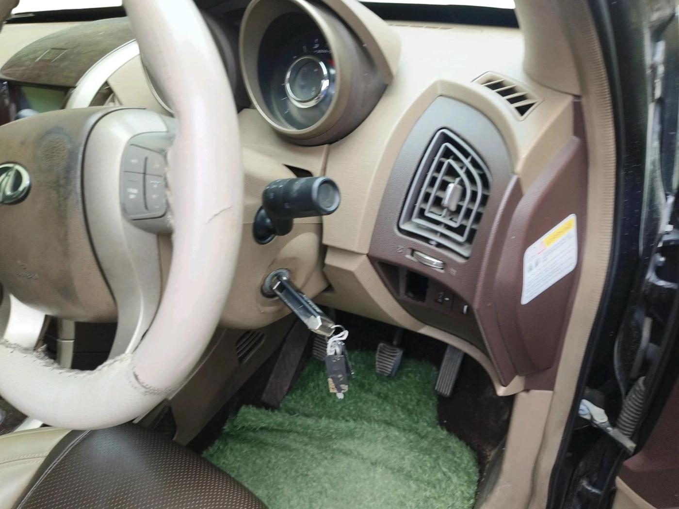 2013 Mahindra XUV500 W8, Diesel, Manual, 1,15,794 km, interior
