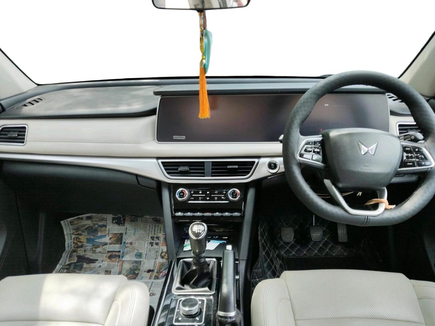 2022 Mahindra XUV700 AX 7 D MT 7 STR, Diesel, Manual, 59,846 km, interior