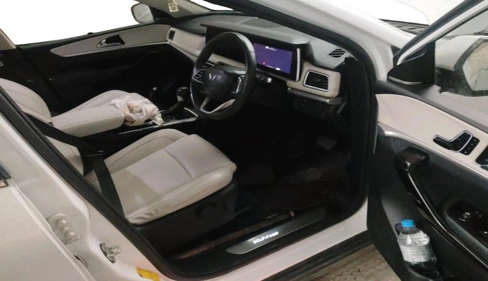 2022 Mahindra XUV700 AX 7 LUXURY P AT 7 STR, Petrol, Automatic, 81,399 km, interior