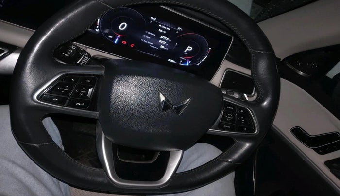 2022 Mahindra XUV700 AX 7 LUXURY P AT 7 STR, Petrol, Automatic, 81,399 km, interior