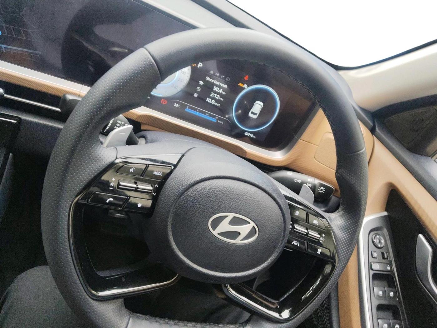 2024 Hyundai ALCAZAR Signature 6 STR 1.5 Turbo GDi Petrol DCT, Petrol, Automatic, 23,218 km, interior
