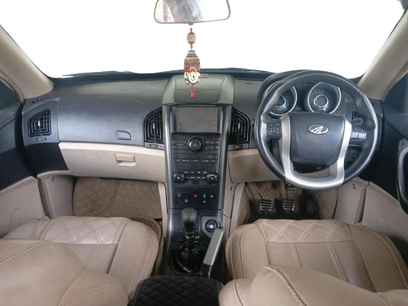 2015 Mahindra XUV500 W10, Diesel, Manual, 1,52,834 km, interior