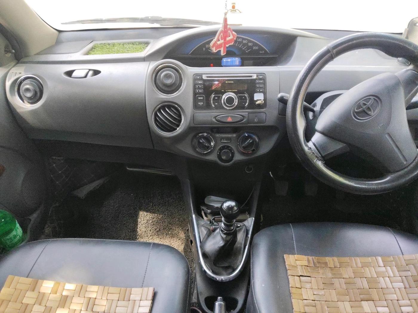 2013 Toyota Etios Liva GD, Diesel, Manual, 2,84,775 km, interior