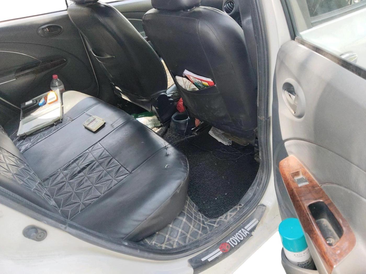 2013 Toyota Etios Liva GD, Diesel, Manual, 2,84,775 km, interior