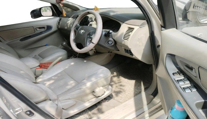 2014 Toyota Innova 2.5 GX 7 STR, Diesel, Manual, 2,88,737 km, interior