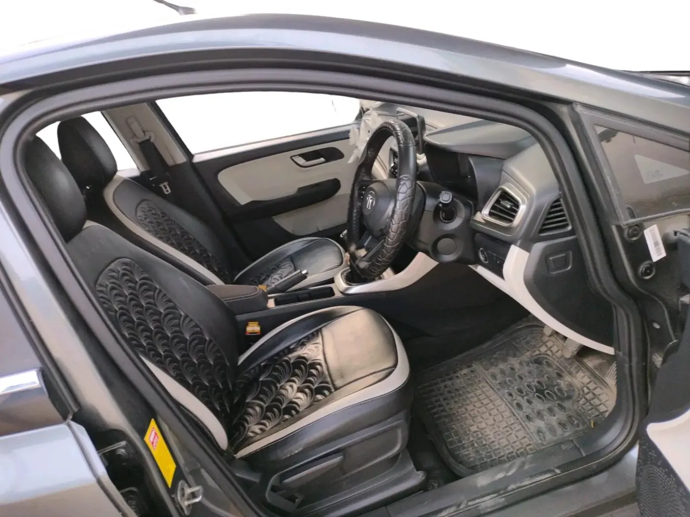2023 Tata ALTROZ XZ CNG, CNG, Manual, 42,095 km, interior