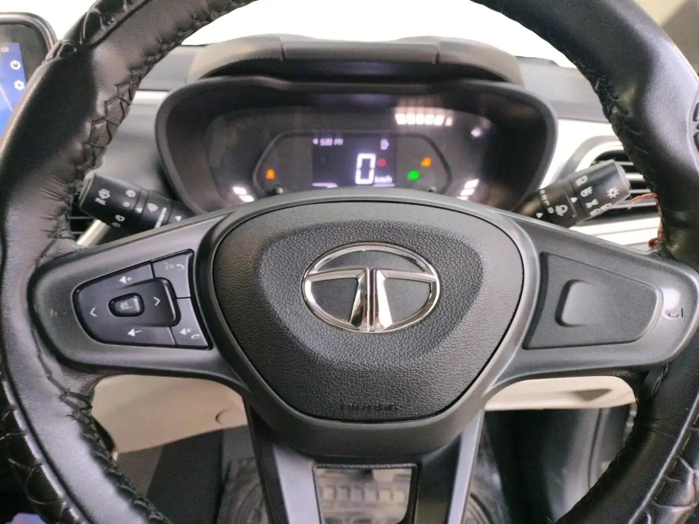 2023 Tata ALTROZ XZ CNG, CNG, Manual, 42,095 km, interior