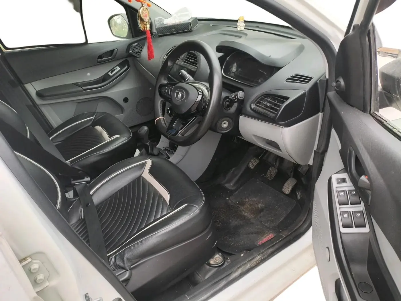 2023 Tata Tiago XE PETROL, Petrol, Manual, 25,293 km, interior