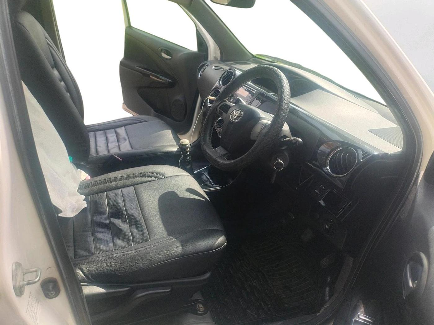 2015 Toyota Etios CROSS 1.4 VD, Diesel, Manual, 1,48,419 km, interior