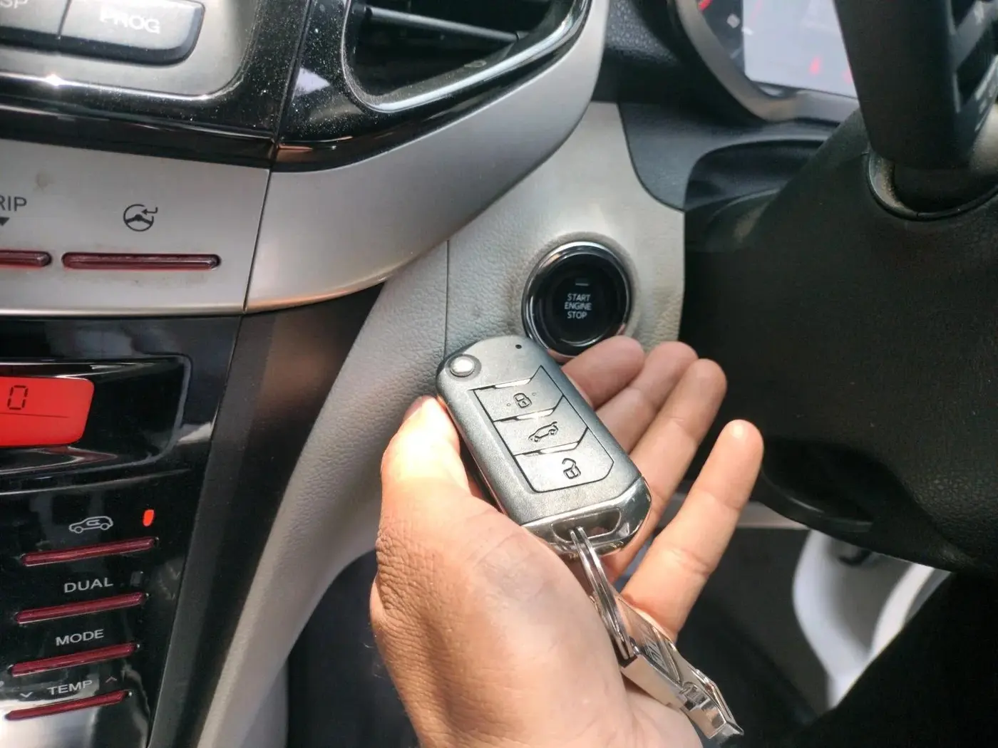 2022 Mahindra XUV300 W8 1.2 PETROL, Petrol, Manual, 64,266 km, interior