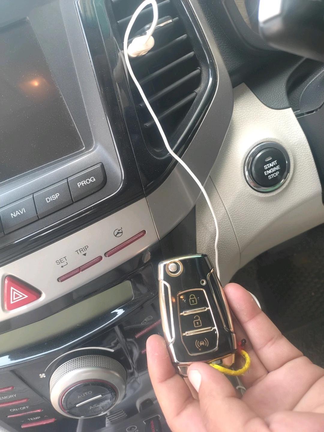 2019 Mahindra XUV300 W8 (O) 1.5 DIESEL AMT, Diesel, Automatic, 1,09,588 km, interior