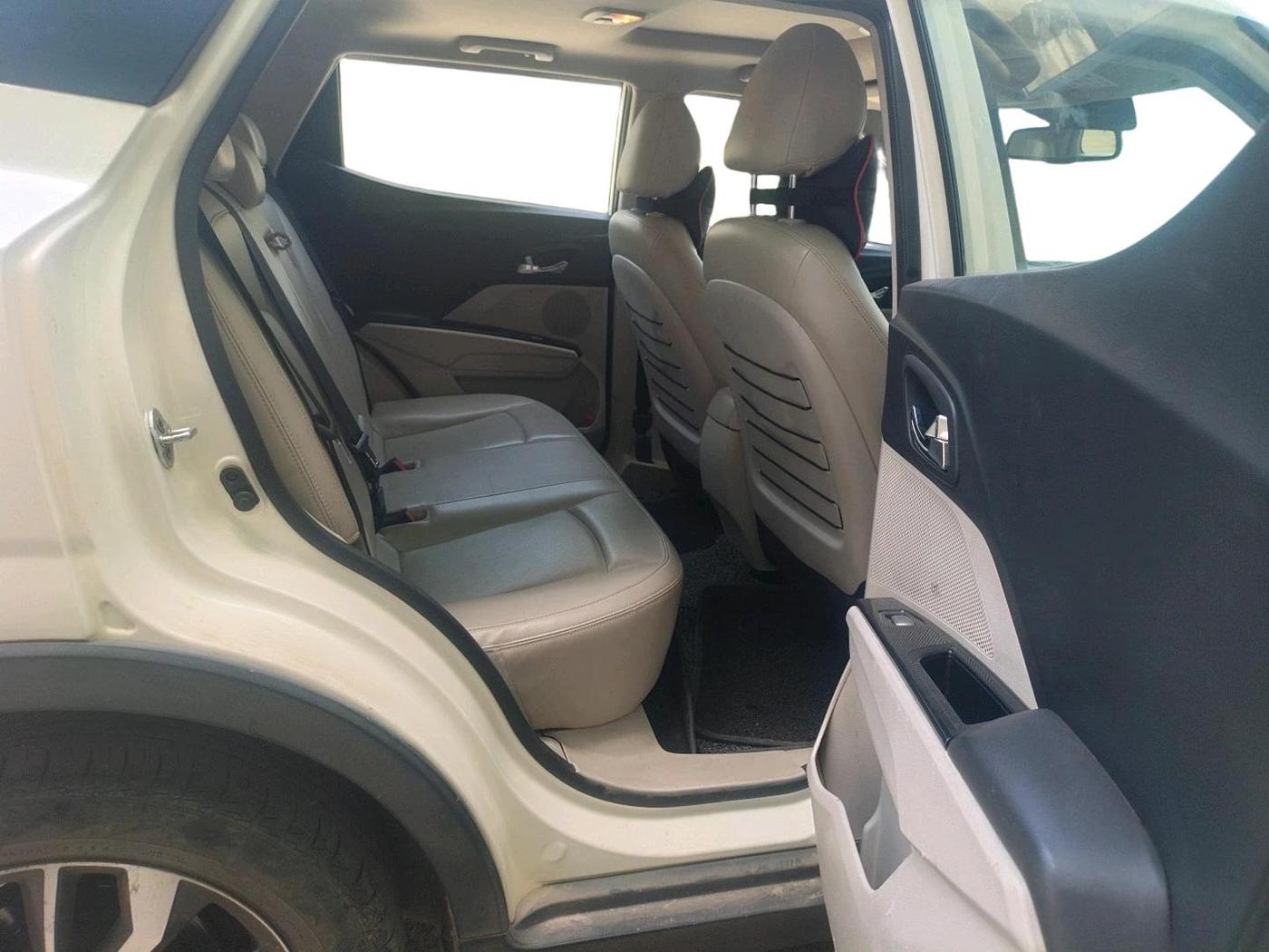 2019 Mahindra XUV300 W8 (O) 1.5 DIESEL AMT, Diesel, Automatic, 1,09,588 km, interior