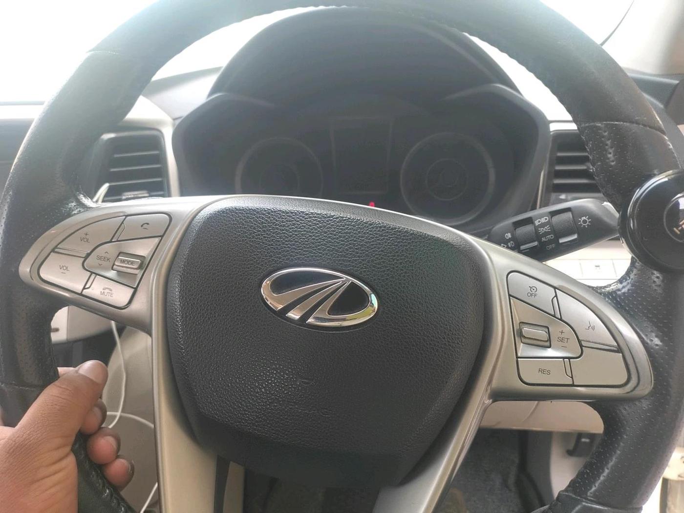 2019 Mahindra XUV300 W8 (O) 1.5 DIESEL AMT, Diesel, Automatic, 1,09,588 km, interior