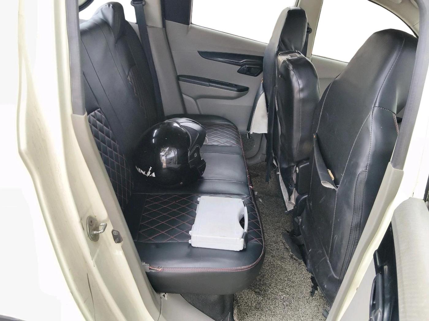 2016 Mahindra Kuv100 K4 D 6 STR, Diesel, Manual, 2,15,258 km, interior