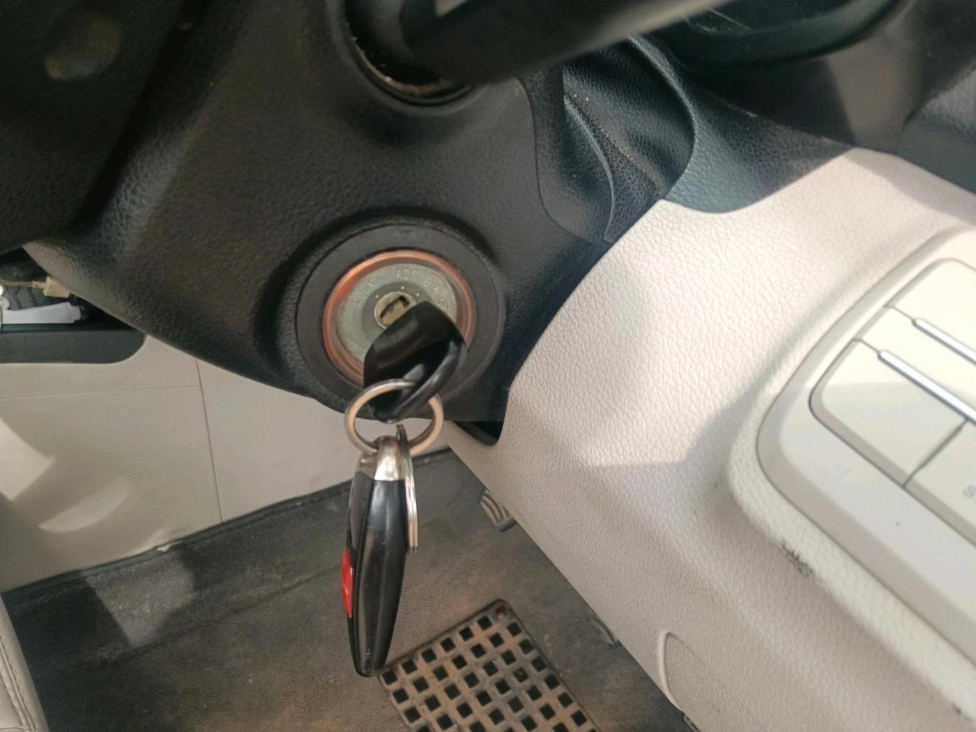 2021 Mahindra XUV300 W4 1.2 PETROL, Petrol, Manual, 85,430 km, interior
