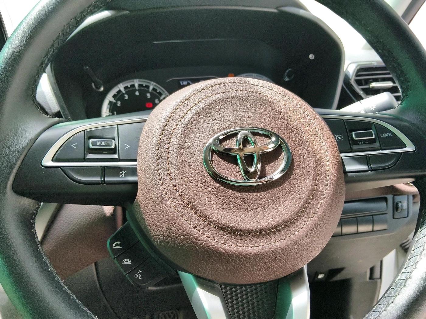 2025 Toyota URBAN CRUISER HYRYDER E NEO DRIVE, Petrol, Manual, 4,380 km, interior