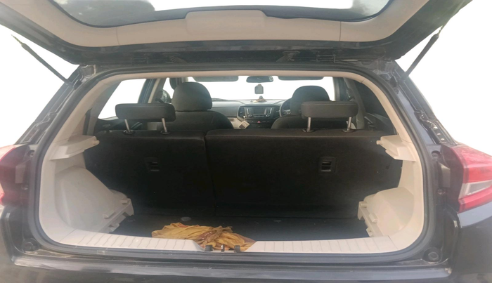 2023 Mahindra XUV300 W6 1.2 PETROL, Petrol, Manual, 15,436 km, exterior