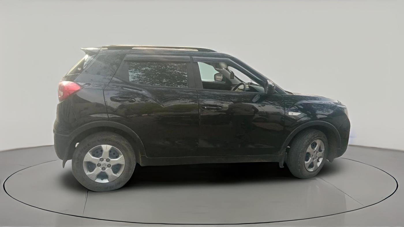 2023 Mahindra XUV300 W6 1.2 PETROL, Petrol, Manual, 15,436 km, exterior
