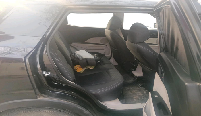 2023 Mahindra XUV300 W6 1.2 PETROL, Petrol, Manual, 15,436 km, interior