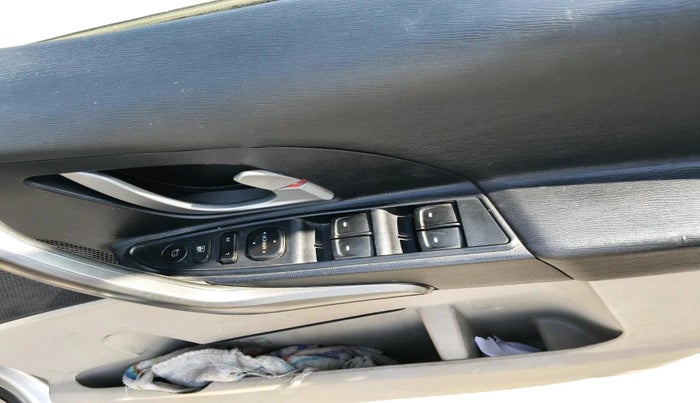 2017 Mahindra XUV500 W6 1.99, Diesel, Manual, 62,239 km, interior