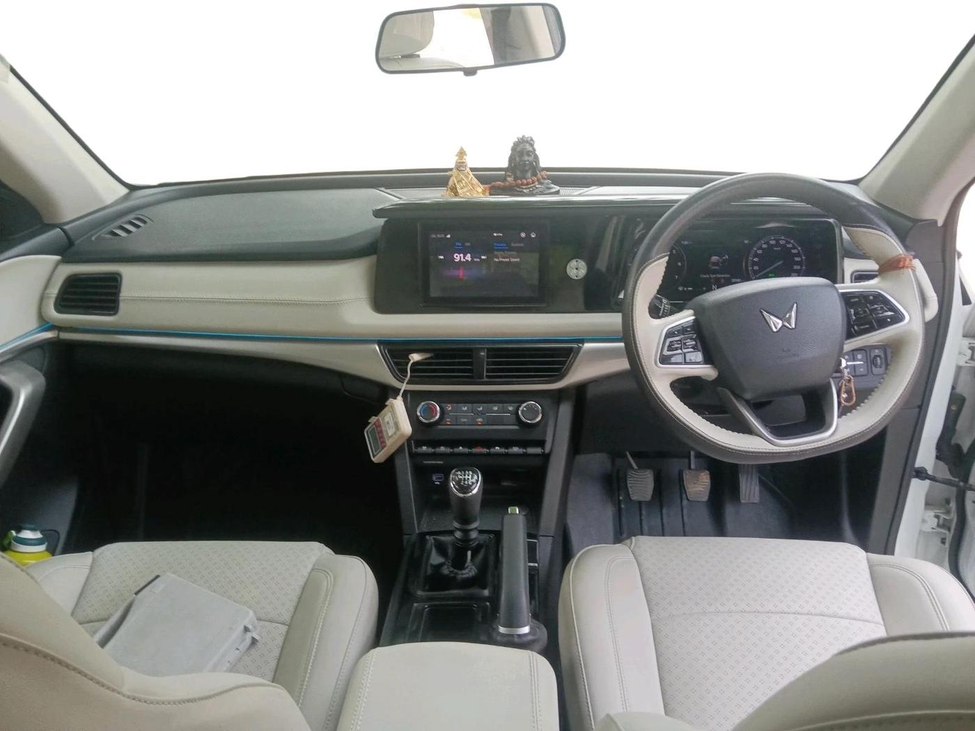 2023 Mahindra XUV700 MX D MT 5 STR, Diesel, Manual, 30,140 km, interior