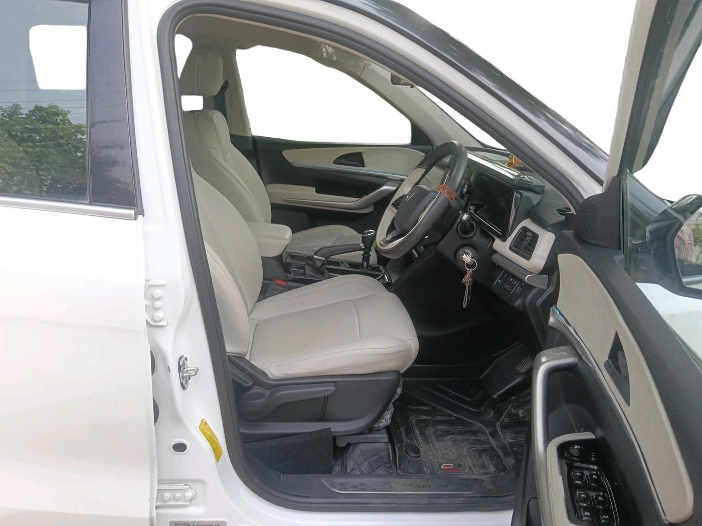 2023 Mahindra XUV700 MX D MT 5 STR, Diesel, Manual, 30,140 km, interior