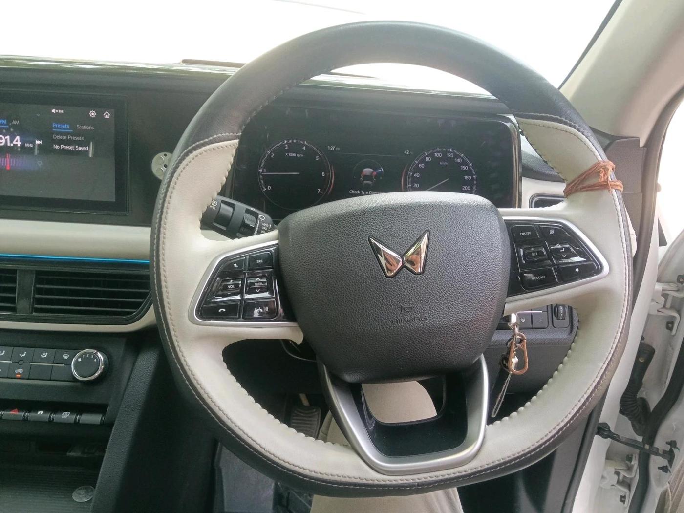 2023 Mahindra XUV700 MX D MT 5 STR, Diesel, Manual, 30,140 km, interior