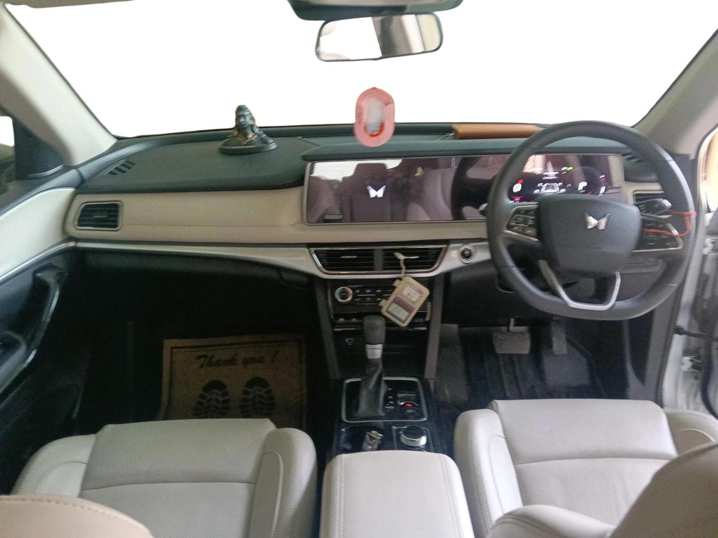 2024 Mahindra XUV700 AX 7 LUXURY P AT 7 STR, Petrol, Automatic, 7,922 km, interior