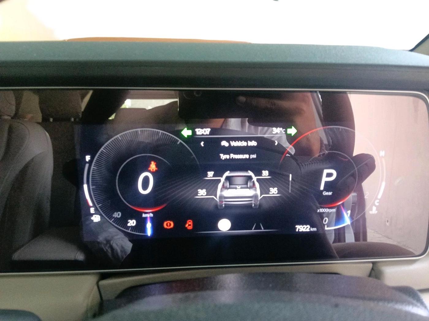 2024 Mahindra XUV700 AX 7 LUXURY P AT 7 STR, Petrol, Automatic, 7,922 km, interior