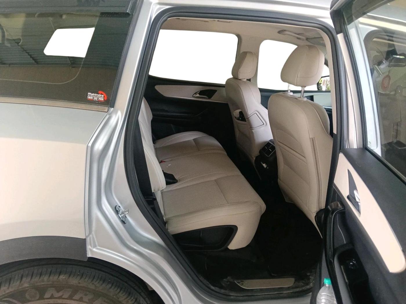2024 Mahindra XUV700 AX 7 LUXURY P AT 7 STR, Petrol, Automatic, 7,922 km, interior