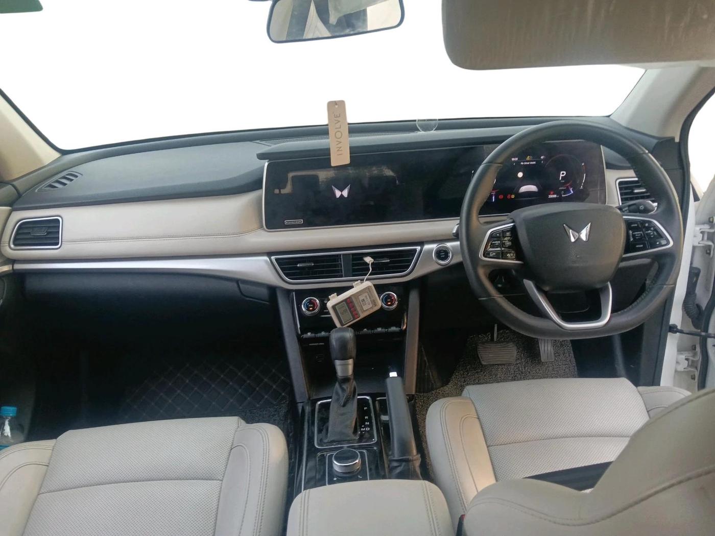 2023 Mahindra XUV700 AX 7 D AT 7 STR, Diesel, Automatic, 23,008 km, interior
