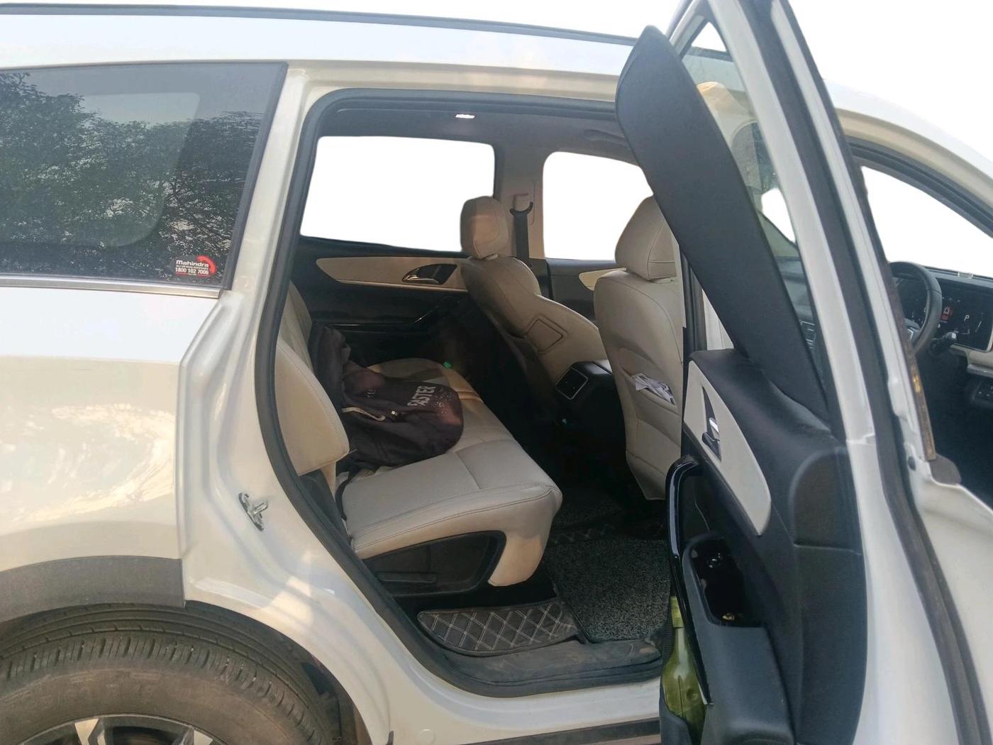 2023 Mahindra XUV700 AX 7 D AT 7 STR, Diesel, Automatic, 23,008 km, interior